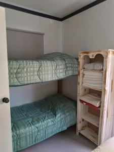 Bunk bed o mga bunk bed sa kuwarto sa Casita de Piedra 12 y 13