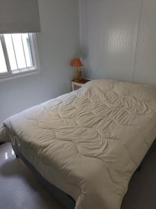 een groot wit bed in een kamer met een raam bij Casita de Piedra 12 y 13 in Trinidad