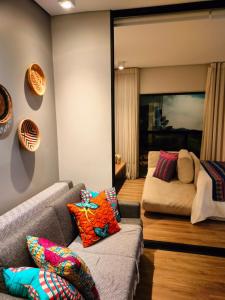 - un salon avec un canapé et un lit dans l'établissement Wanderlust Experience Hotel, à Campos do Jordão