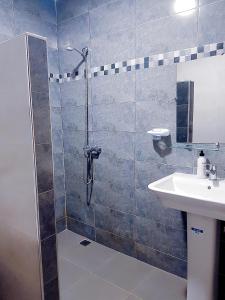 a bathroom with a shower and a sink at Amouage résidence 4 in Sidi Ifni
