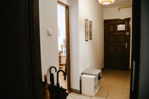 a hallway with a door and a bench in a room at Soba Gloria in Slavonski Brod