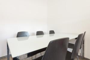 巴韋拉－德爾巴列斯的住宿－巴貝拉戴爾瓦勒斯公寓，一间会议室,配有白色的桌子和椅子