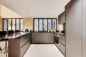 una cucina con banconi e finestre in bianco e nero di Luxury apartment 3 BEDR - Sacré Coeur Montmartre a Parigi