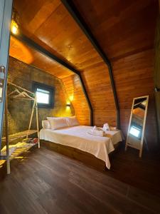 um quarto com uma cama num quarto de madeira em Sapanca360bungalows em Sakarya