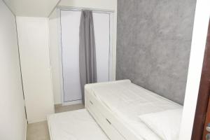Katil atau katil-katil dalam bilik di Apartamento na Praia do Francês +53 gambar