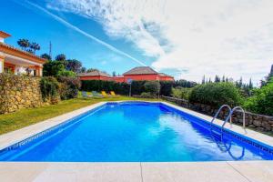 a swimming pool in the backyard of a house at 1175 villa el paraiso in Estepona