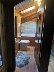 een badkamer met een toilet en een bad bij Pichi's House in Cesuna
