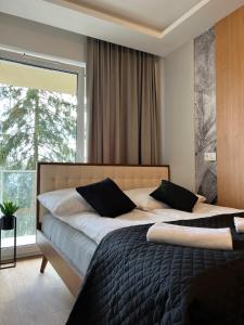 2 łóżka w sypialni z oknem w obiekcie Family & Business Elegant Apartments ul Lotnicza Centrum Galeria Korona - 1 Bedroom, Terrace, Air Conditioning, Garage - NEW! w Kielcach