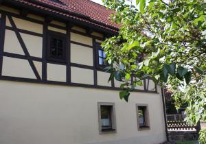 ein Haus mit einer schwarz-weißen Fassade in der Unterkunft Landhotel Lindenschänke in Dresden