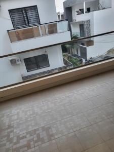 - une vue depuis le balcon d'un bâtiment dans l'établissement Appartement à couper de souffle, à Dakar