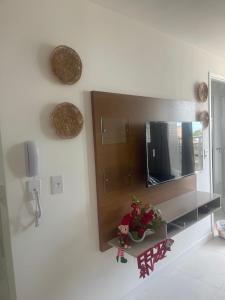 uma sala de estar com um espelho e uma televisão em Acquarius Residence Vista Mar em Fortaleza