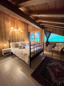 1 dormitorio con cama y ventana grande en Chalet Mathilde - Morzine, en Montriond