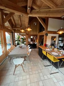 comedor con mesa y sillas en Chalet Mathilde - Morzine, en Montriond