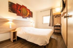 ein kleines Schlafzimmer mit einem weißen Bett und einem Fenster in der Unterkunft My KB Hôtel Montélimar in Saulce-sur-Rhône