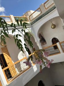 Blick auf ein Gebäude mit einer Treppe und Blumen in der Unterkunft Riad LallaBaya in Marrakesch