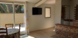 TV a/nebo společenská místnost v ubytování Mas de la vigne