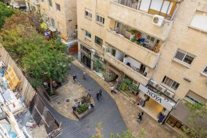 uma vista panorâmica de uma rua da cidade com edifícios em Beautiful Ben Yehuda Apartment em Jerusalém