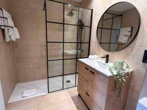 a bathroom with a shower with a sink and a mirror at Luminoso y acogedor apartamento in Sierra Nevada
