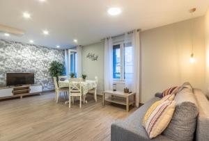 sala de estar con sofá y mesa en Apartamento El Toisón de Oro 22 Garaje gratis en Bilbao