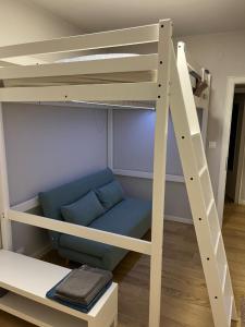 Łóżko lub łóżka piętrowe w pokoju w obiekcie Appartamento Isa
