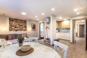 sala de estar y cocina con mesa y sillas en Apartamento El Toisón de Oro 22 Garaje gratis en Bilbao