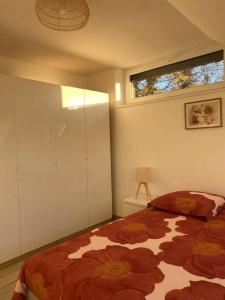 - une chambre avec un grand lit et une fenêtre dans l'établissement Appartement dans une grange rénovée, à Strasbourg