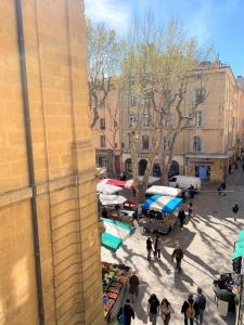 grupa ludzi chodzących po odkrytym rynku w obiekcie Studio Mezzanine Mairie w Aix-en-Provence