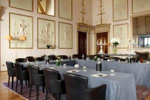 フィレンツェにあるPalazzo Firenze by Baglioni Hotels & Resortsの会議室(テーブル、椅子付)