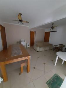 un salon avec une table et un canapé dans l'établissement Casa Centro Caraguatatuba, à Caraguatatuba
