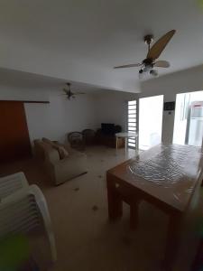 un salon avec un canapé et une table dans l'établissement Casa Centro Caraguatatuba, à Caraguatatuba