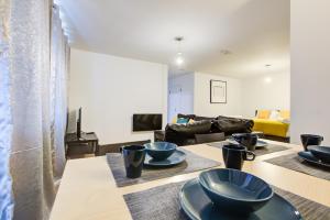 a living room with a table with blue bowls on it at Town Centre Apartment in Croydon