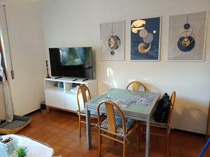 Televízia a/alebo spoločenská miestnosť v ubytovaní Relax al Guardastelle - Free parking & Wi-Fi & Air condition
