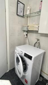 y baño con lavadora y secadora. en The Center of the Negev - Neer Soroka Hospital & BGU, en Beer Sheva