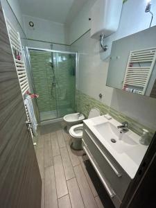 ナポリにあるLa Terrazzaのバスルーム(トイレ、洗面台、シャワー付)