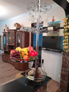 une cuisine avec deux assiettes de fruits sur un comptoir dans l'établissement Family Villa Medzibna, à K'eda