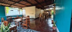 um restaurante com mesas e cadeiras num quarto em Hospedaje y Restaurante la cocina de Mami em Moyogalpa