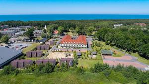 einen Blick über ein großes Gebäude mit einem Hof in der Unterkunft Hotel Delfin Spa&wellness in Dąbki