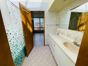 Vonios kambarys apgyvendinimo įstaigoje The Rainier Bed & Breakfast 3