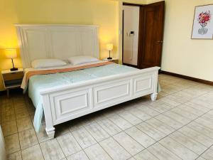 Uma cama ou camas num quarto em The Rainier Bed & Breakfast 3