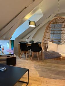 - un salon avec un canapé et une table dans l'établissement LE COCON : 2 chambres - Centre-ville, à Bourges