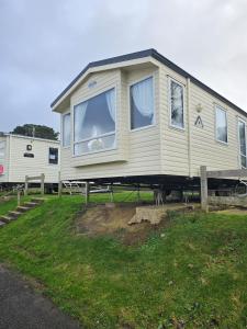 uma casa móvel situada no topo de um campo em Littlesea Haven Weymouth em Weymouth