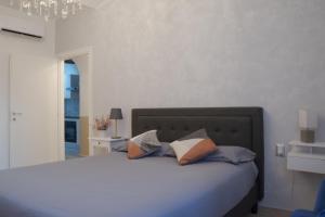 Un dormitorio con una cama blanca con almohadas. en Appartamento La Chicca en Prato