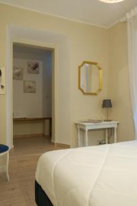 1 dormitorio con cama, mesa y espejo en Appartamento La Chicca en Prato