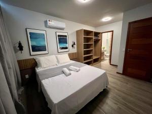 a bedroom with a bed with two towels on it at Luxuoso Apto na Villa de BG. in Marau +28 photos