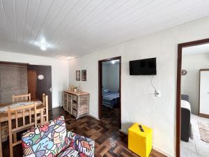 Habitación con dormitorio y sala de estar. en Casa Astral a melhor escolha em ITAJAÍ en Itajaí