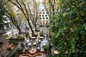 une vue sur un parc avec des bancs et des arbres dans l'établissement Politika Square Bliss, à Belgrade