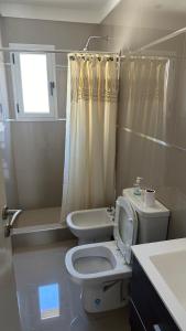 uma casa de banho com um WC e um lavatório em Casa en alquiler em Balcarce