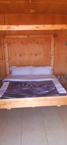 - un lit superposé en bois dans une chambre en bois dans l'établissement Amanya Zebra 1-Bed Wigwam in Amboseli, à Amboseli