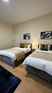 two beds in a room with two beds sidx sidx sidx sidx at Willesden Guest Room 130 in London