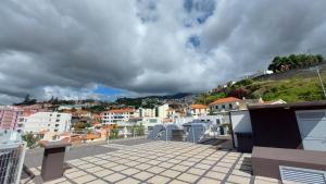 uma vista para uma cidade a partir do telhado de um edifício em Sol do Til Apartment no Funchal